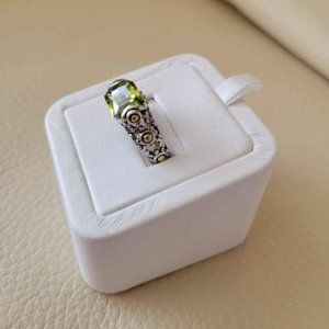 Goregous Balinese style Ring with Baquette cut Olivene Crystal NWT(size 6, 7, 8)